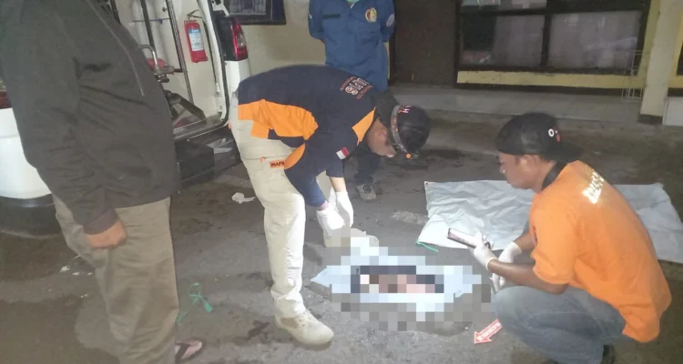 Tim Inafis saat mengecek kondisi mayat bayi berjenis laki-laki yang ditemukan ditumpukan sampah di Desa Margahurip, Banjaran, Kabupaten Bandung. Foto Istimewa