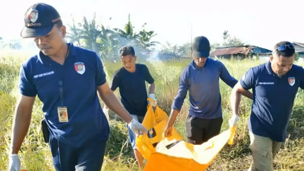 Proses Evakuasi jasad korban kasus suami bunuh dan bakar Istri di Merauke. (tangkapan layar Youtube)