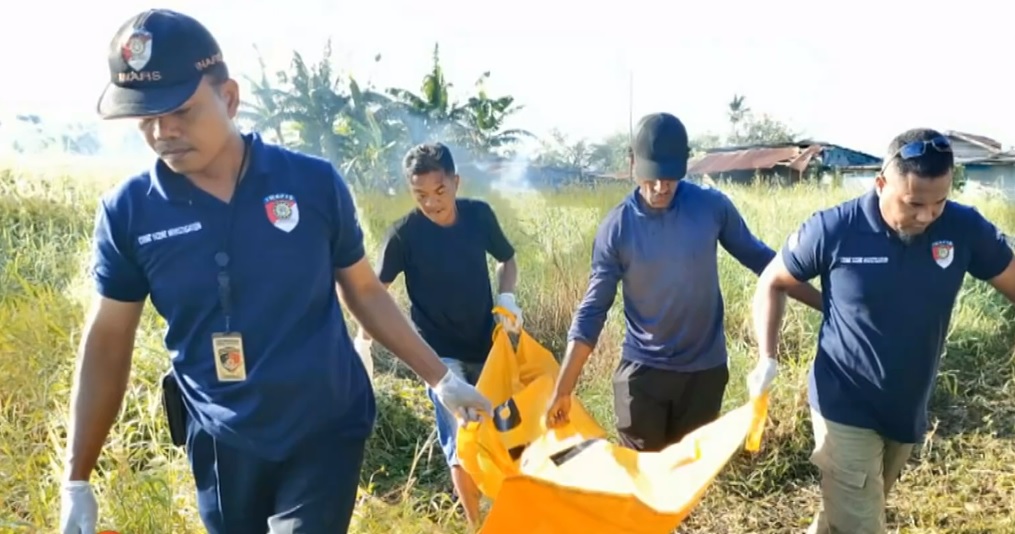 Proses Evakuasi jasad korban kasus suami bunuh dan bakar Istri di Merauke. (tangkapan layar Youtube)