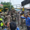 Jajaran Satpol PP Kota Bogor saat membuka kembali akses jalan menuju Pasar Jambu Dua, Senin (20/5). (Yudha Prananda / Jabar Ekspres)