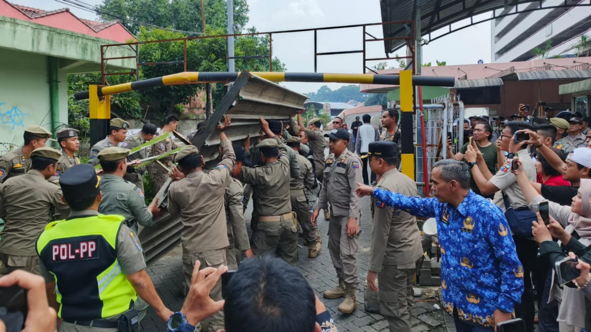 Jajaran Satpol PP Kota Bogor saat membuka kembali akses jalan menuju Pasar Jambu Dua, Senin (20/5). (Yudha Prananda / Jabar Ekspres)