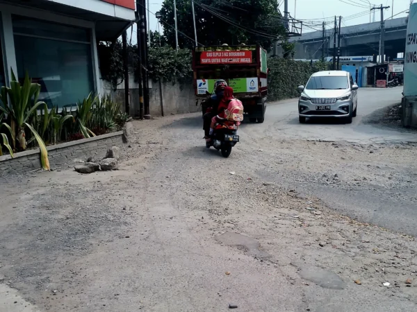 Jalan Panyawungan, Desa Cileunyiwetan, Kecamatan Cileunyi, Kabupaten Bandung kondisinya rusak parah. (Yanuar/Jabar Ekspres)