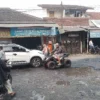 Kondisi Jalan Raya Barat Cicalengka di wilayah Desa Cicalengka Wetan, Kecamatan Cicalengka, Kabupaten Bandung rusak berat dan belum ada perhatian, meski diklaim pemerintah setempat sudah diajukan perbaikan. (Yanuar/Jabar Ekspres)