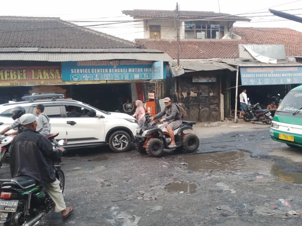Kondisi Jalan Raya Barat Cicalengka di wilayah Desa Cicalengka Wetan, Kecamatan Cicalengka, Kabupaten Bandung rusak berat dan belum ada perhatian, meski diklaim pemerintah setempat sudah diajukan perbaikan. (Yanuar/Jabar Ekspres)
