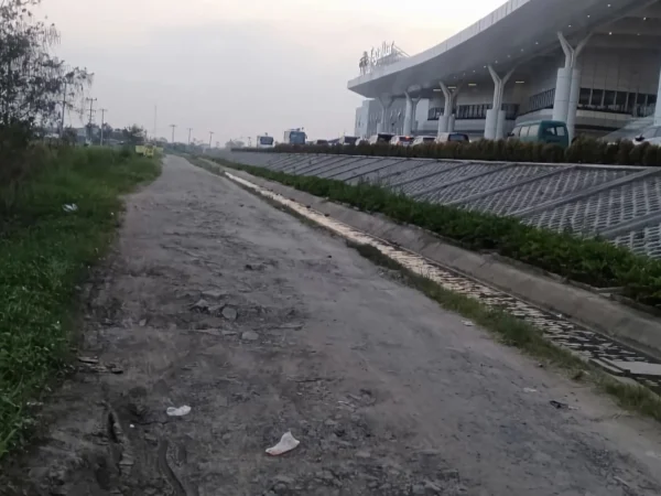 Jalan depan Stasiun KCIC Tegalluar, Kereta Cepat Whoosh di Desa Cibiruhilir, Kecamatan Cileunyi, Kabupaten Bandung kondisinya masih rusak. (Yanuar/Jabar Ekspres)