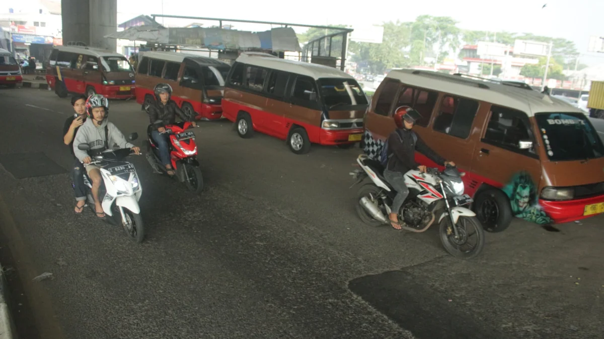 Sejumlah angkot mangkal liar di ruas Jalan kawasan Simpang Susun Cileunyi, Kabupaten Bandung. (Pandu Muslim/Jabar Ekspres)