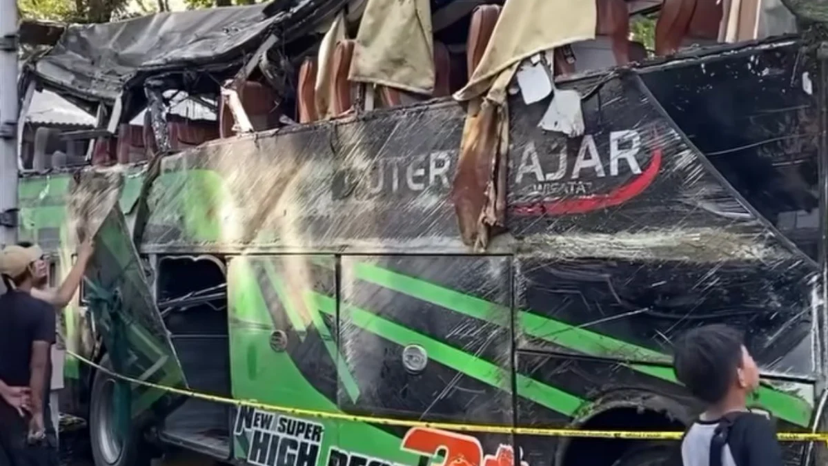 Bus yang mengangkut rombongan SMK Lingga Kencana Depok/