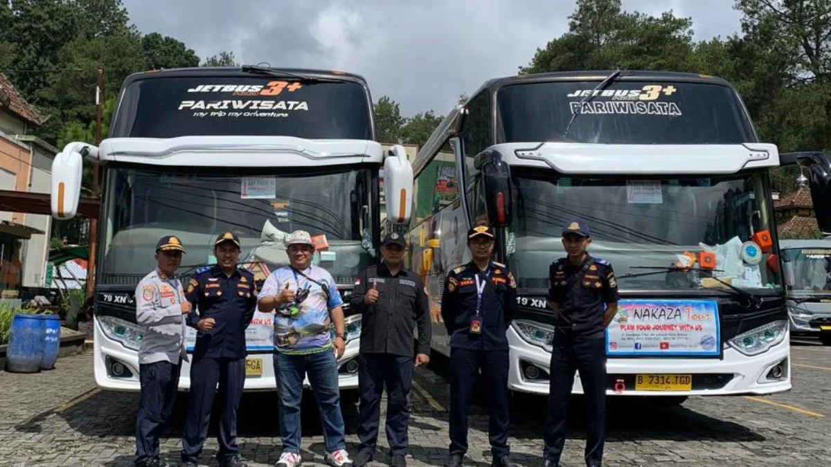 Petugas Dishub KBB seusai memeriksa bus pariwisata yang masuk ke kawasan wisata di Lembang. Jumat (24/5). Dok Dishub KBB