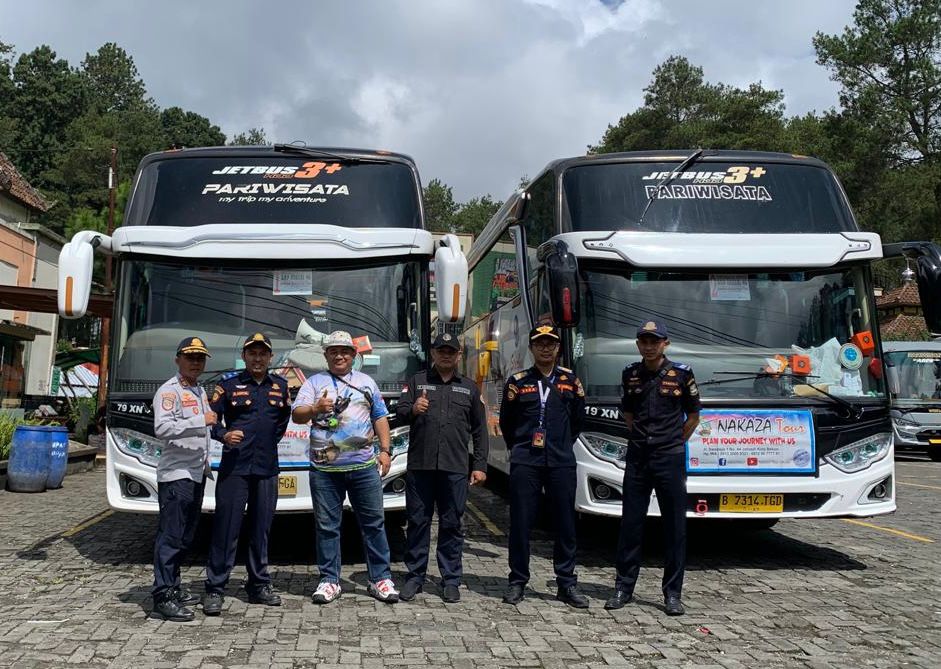 Petugas Dishub KBB seusai memeriksa bus pariwisata yang masuk ke kawasan wisata di Lembang. Jumat (24/5). Dok Dishub KBB
