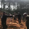 Warga terdampak longsor di Desa Cilangari, Kecamatan Gununghalu, KBB, secara swadaya buka akses alternatif. Rabu (22/5). Dok istimewa