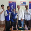 H Maman Suryaman (tiga kanan) berjabatan tangan dengan Hj Irma D Bastaman (empat kiri) di Kantor DPC Partai Demokrat Kota Banjar, Jumat 24 Mei 2024. (Cecep Herdi/Jabar Ekspres)