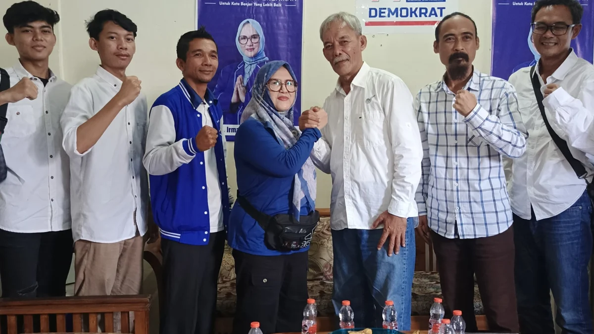 H Maman Suryaman (tiga kanan) berjabatan tangan dengan Hj Irma D Bastaman (empat kiri) di Kantor DPC Partai Demokrat Kota Banjar, Jumat 24 Mei 2024. (Cecep Herdi/Jabar Ekspres)
