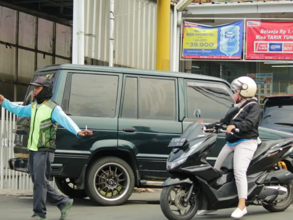 Ilustrasi: Jukir yang beroperasi di minimarket kawasan Cibiru, Kota Bandung. (Pandu Muslim/Jabar Ekspres)