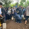 Pemakaman Farid Ahmad (34), seorang mekanik yang menjadi korban pesawat jatuh di BSD Tangerang Selatan. Senin (20/5). Foto Jabar Ekspres