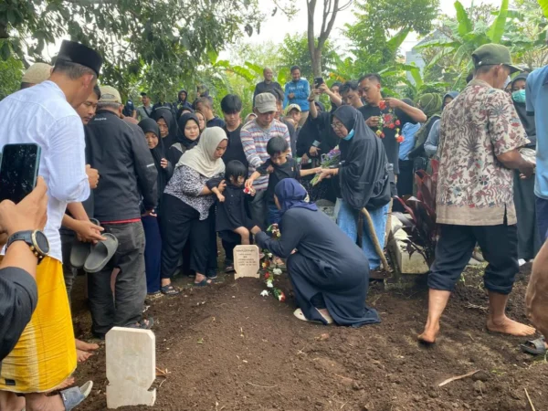 Pemakaman Farid Ahmad (34), seorang mekanik yang menjadi korban pesawat jatuh di BSD Tangerang Selatan. Senin (20/5). Foto Jabar Ekspres