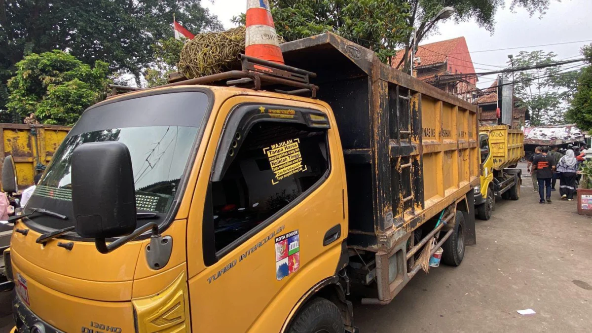 Ilustrasi: Sejumlah armada truk sampah yang terparkir di halaman kantor DLH Kota Bogor, Rabu (22/5). (Yudha Prananda / Jabar Ekspres)
