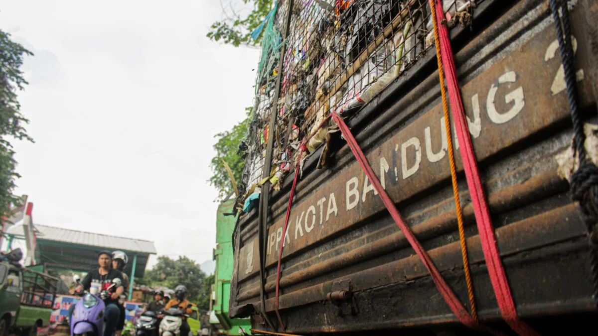 Tumpukan sampah di TPS Panyileukan, Kota Bandung. (Pandu Muslim/Jabar Ekspres)