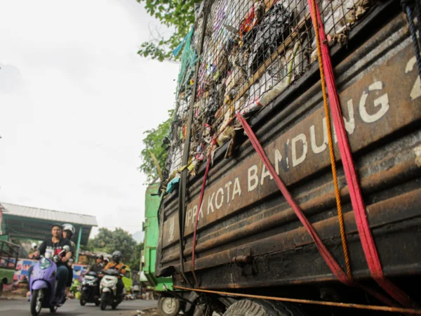 Tumpukan sampah di TPS Panyileukan, Kota Bandung. (Pandu Muslim/Jabar Ekspres)