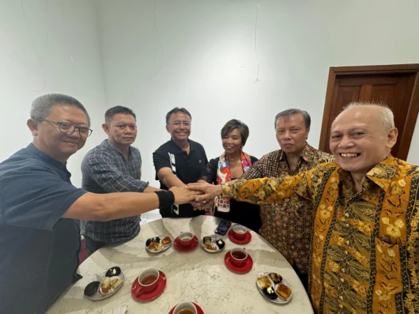 Sekda Jabar, Herman Suryatman (tengah) bersama para pengurus Gabungan Industri Pariwisata Indonesia (GIPI) Jawa Barat. (Sekda Jabar, Herman Suryatman for Jabar Ekspres)
