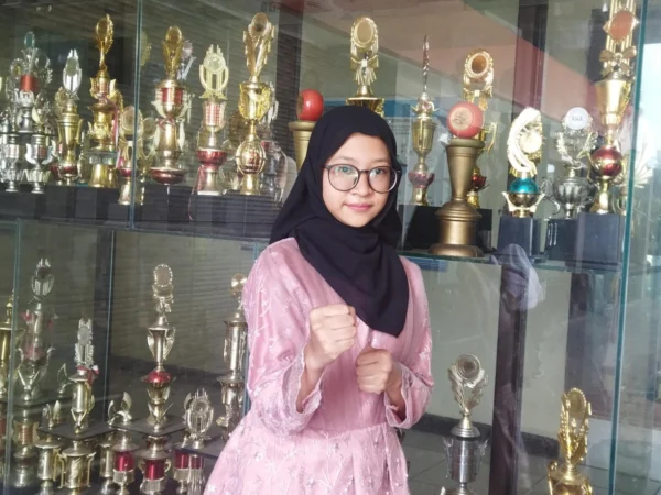 Siswi SMKN 3 Kota Bandung, Andini Sofya. Dirinya berhasil meraih juara 1 O2SN SMK se-Kota Bandung, cabang olahraga karate