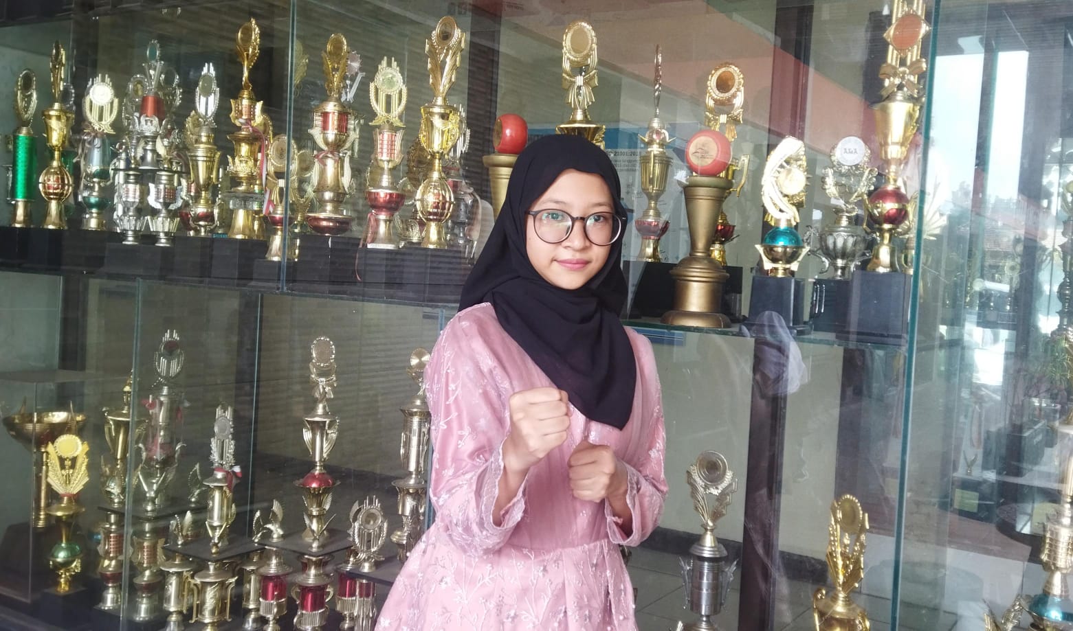 Siswi SMKN 3 Kota Bandung, Andini Sofya. Dirinya berhasil meraih juara 1 O2SN SMK se-Kota Bandung, cabang olahraga karate