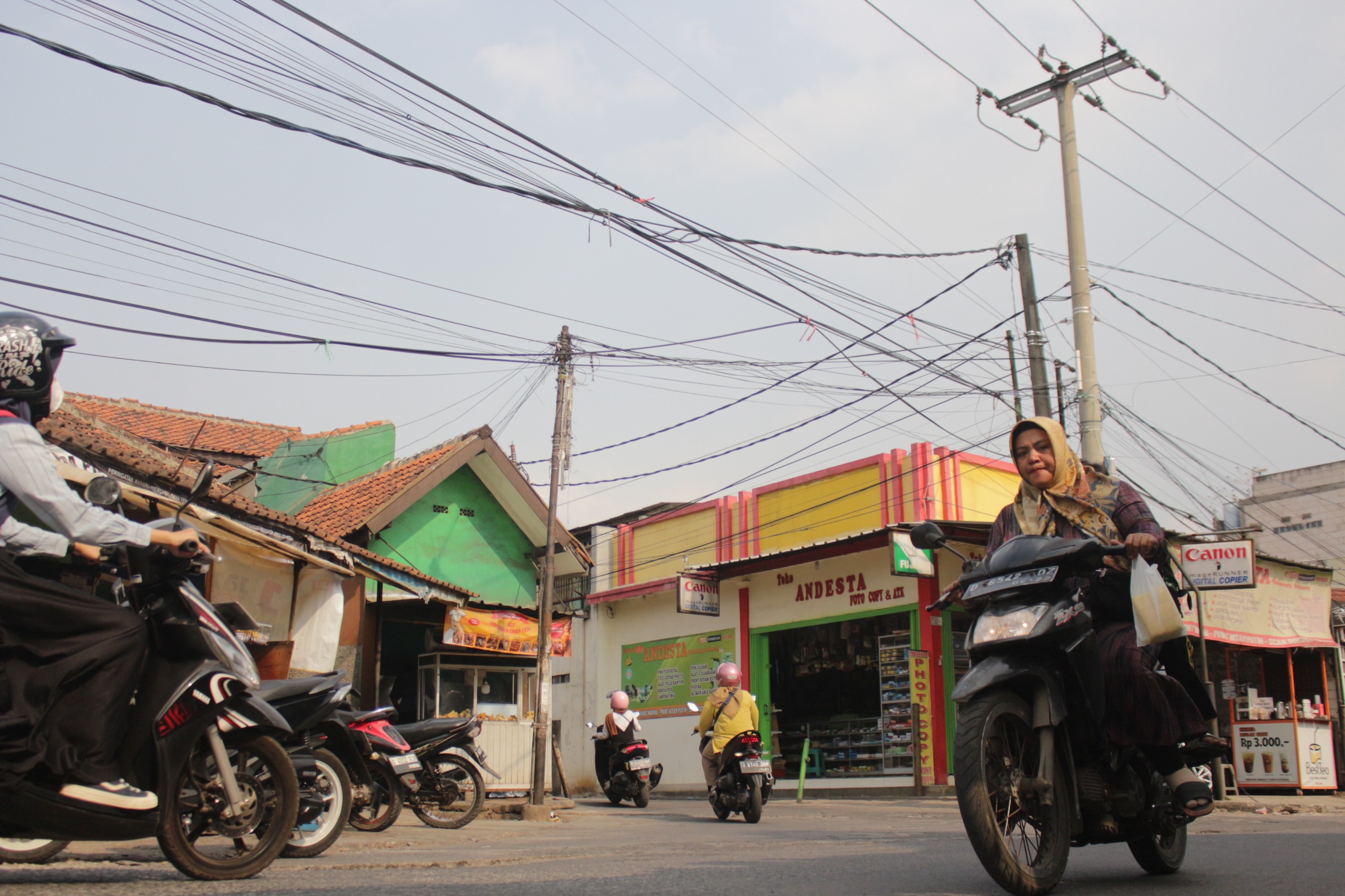 Tampak kabel listrik semrawut di kawasan Cibiru, Kota Bandung, Selasa(21/5). (Pandu Muslim/Jabar Ekspres)