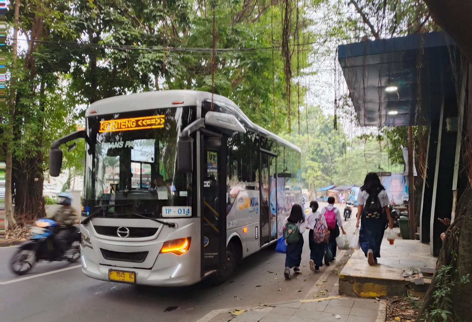 Transportasi publik Biskita Transpakuan saat melintas di shelter Jalan Pemuda, Kota Bogor, Rabu (22/5). (Yudha Prananda / Jabar Ekspres)