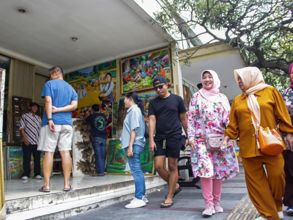 Aktivitas wisatawan Domestik di kawasan Braga, Kota Bandung. (Pandu Muslim/Jabar Ekspres)