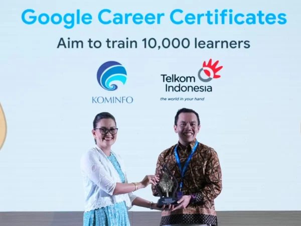 Direktur Digital Business Telkom Fajrin Rasyid (kanan) menerima cindera mata dari Direktur Hubungan Pemerintahan dan Kebijakan Publik Google Indonesia Putri Alam di Jakarta beberapa waktu lalu.