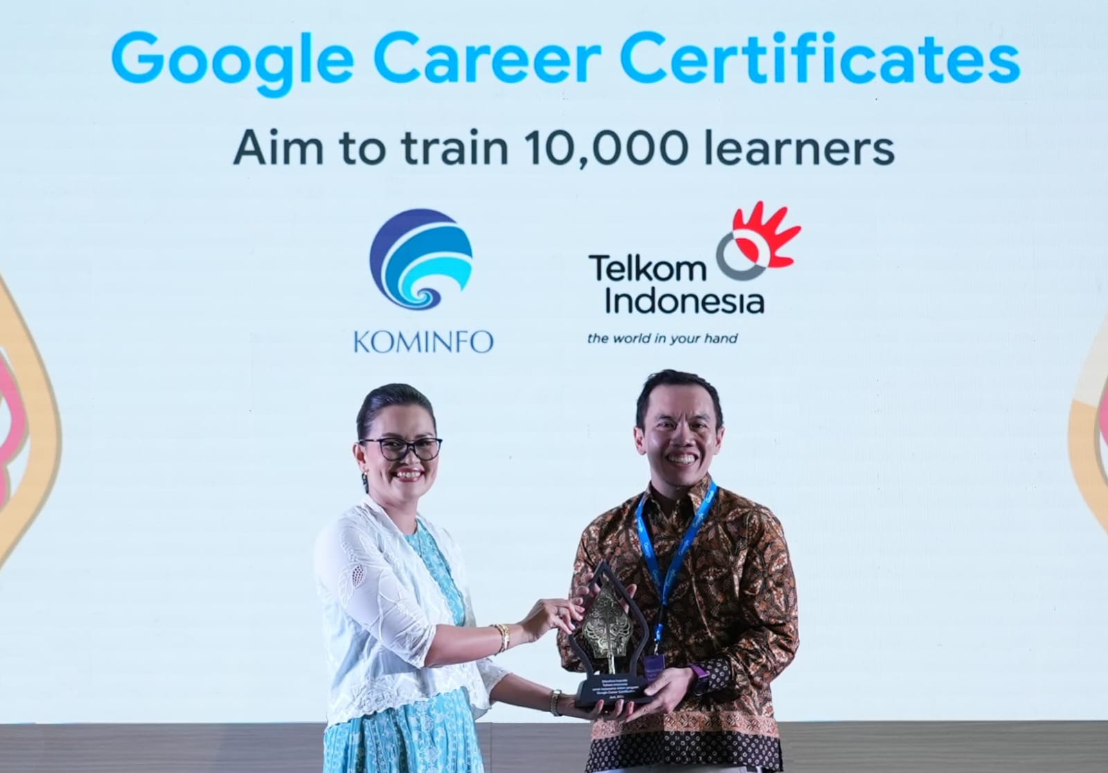 Direktur Digital Business Telkom Fajrin Rasyid (kanan) menerima cindera mata dari Direktur Hubungan Pemerintahan dan Kebijakan Publik Google Indonesia Putri Alam di Jakarta beberapa waktu lalu.