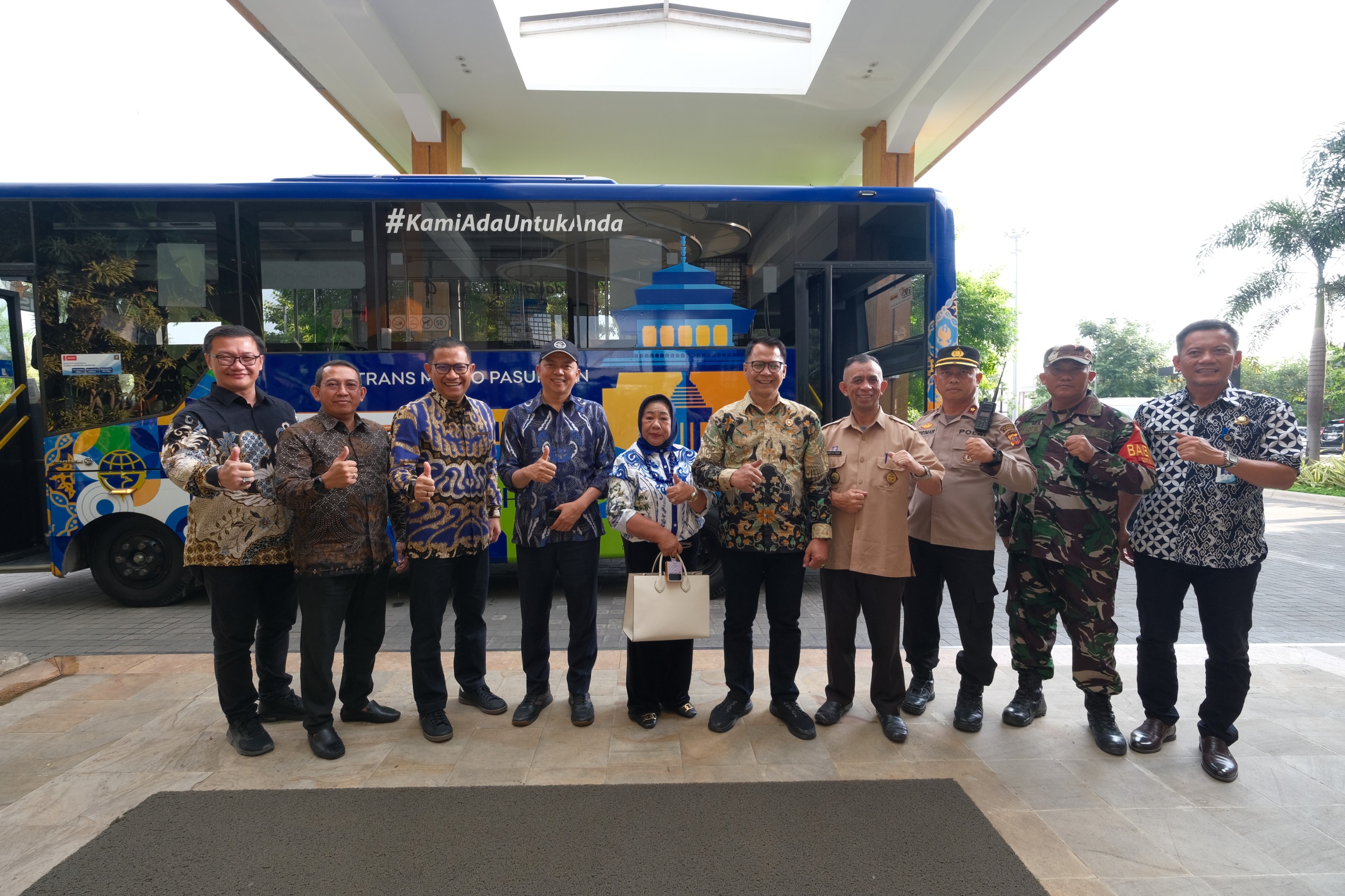 Foto bersama Kepala Dinas Perhubungan Provinsi Jawa Barat, Ir. A Koswara MP (keempat dari kiri), Regional AVP Marketing Agung Podomoro Land Tedi Guswana (ketiga dari kiri), bersama jajaran Muspida, Muspika, serta Pimpinan Podomoro Park setelah menaiki Trans Metro Pasundan.