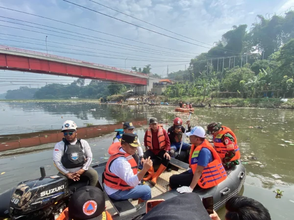 Sekda Jabar Herman Suryatman meninjau kondisi Sungai Citarum di kawasan Jembatan Babakan Sapan (BBS) Batujajar, Desa Selacau, Kecamatan Batujajar, Kabupaten Bandung Barat, Selasa (18/6/2024).(Foto: Biro Adpim Jabar)