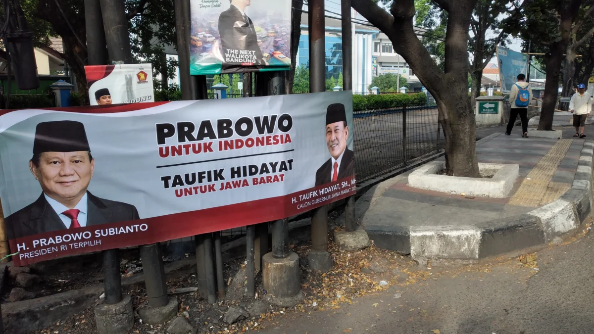 Spanduk bergambar Taufik Hidayat calon Gubernur Jabar di Jalan Soekarno Hatta. (son)
