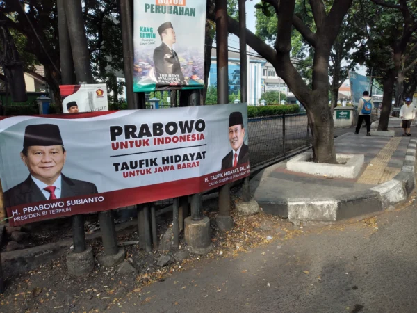 Spanduk bergambar Taufik Hidayat calon Gubernur Jabar di Jalan Soekarno Hatta. (son)