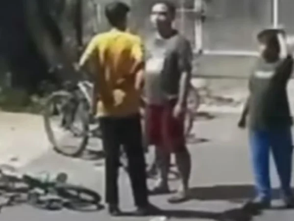 tangkapan layar video bocah dipukul hingga pingsan di Bekasi. (instagram)