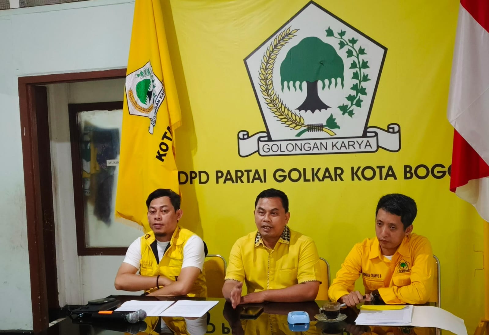Jajaran DPD Partai Golkar Kota Bogor saat Konferensi Pers terkait Sanding Suara oleh KPU Kota Bogor, Jumat (21/6) sore. (Yudha Prananda / Jabar Ekspres)