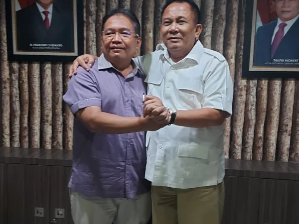 Bakal Calon Wali Kota Banjar H Bambang Hidayah (kiri) bersama Ketua DPD Partai Gerindra Jawa Barat Brigjen TNI (Purn) Taufik Hidayat berfoto bersama pada Selasa 4 Juni 2024. (Istimewa)