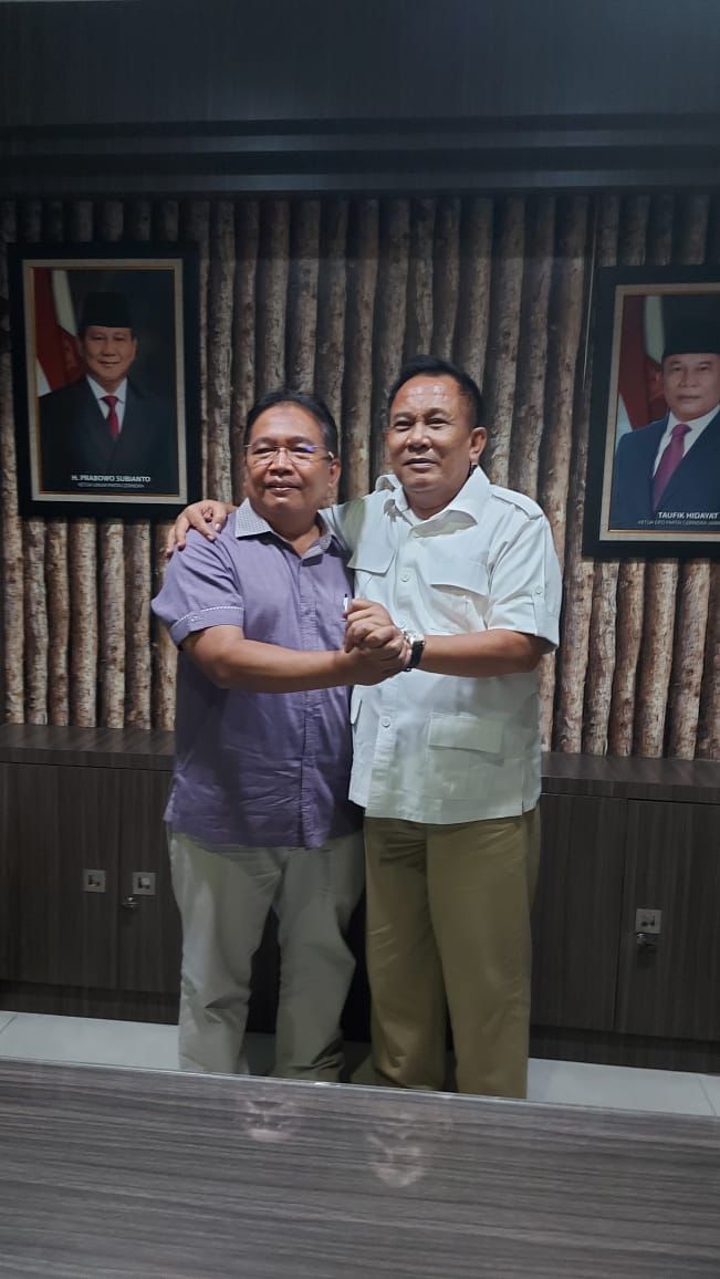 Bakal Calon Wali Kota Banjar H Bambang Hidayah (kiri) bersama Ketua DPD Partai Gerindra Jawa Barat Brigjen TNI (Purn) Taufik Hidayat berfoto bersama pada Selasa 4 Juni 2024. (Istimewa)