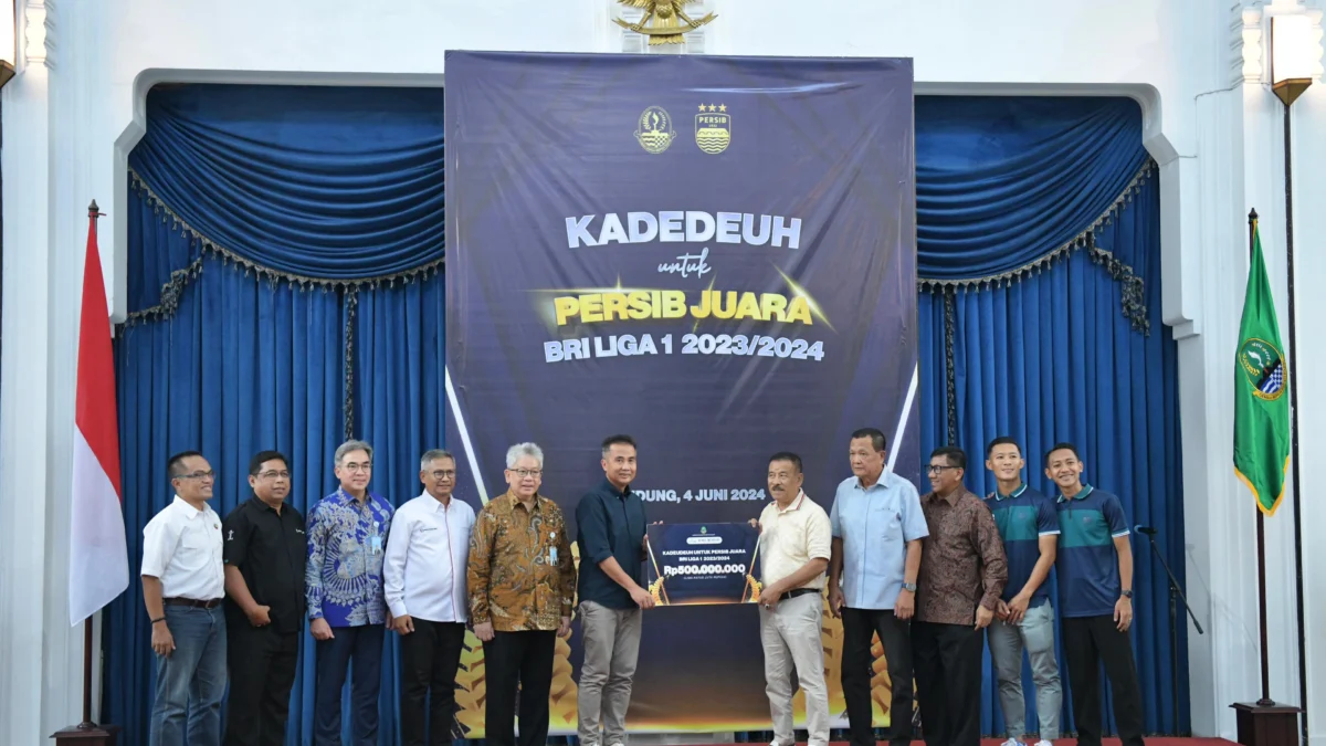 Pj Gubernur Jabar Bey Machmudin menyerahkan kadeudeuh dari BUMD Jabar untuk pemain Persib Bandung setelah menjuarai Liga 1 Indonesia Tahun 2023/2024 di Gedung Sate, Kota Bandung, Selasa (4/6/2024).(Foto: Biro Adpim Jabar)