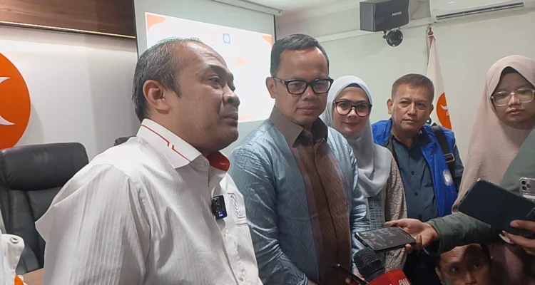 Plt Ketua DPW PKS Jawa Barat, Iwan Suryawan (kiri) berdampingan dengan Perwakilan PAN sekaligus Bacagub Jabar, Bima Arya saat silaturahmi kedua partai di Kota Bandung, Senin (10/6). (Nizar/Jabar Ekspres)