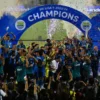 Ist. PERSIB mengangkat trofi juara Liga 1 2023/2024 di Stadion Bangkalan, Jum'at, 31 Mei 2024 kemarin. Dok. Persib Bandung