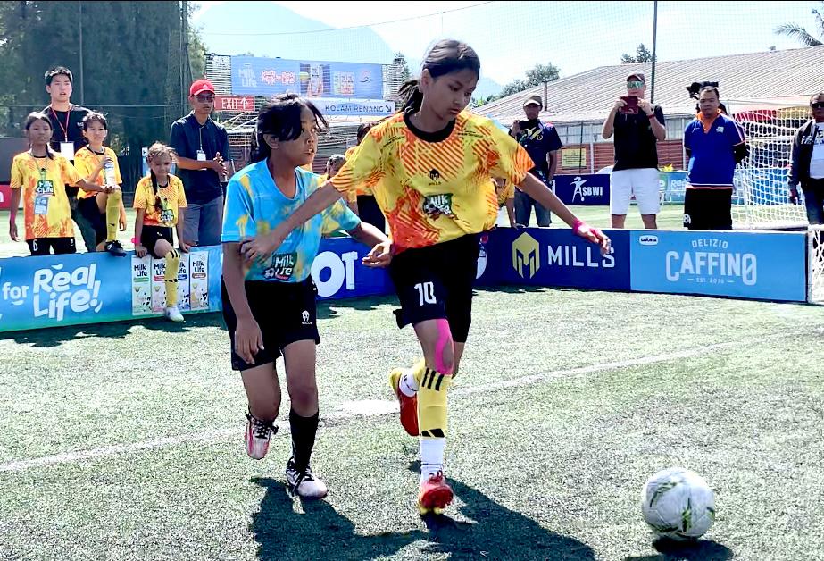 Vanessa Putri (Kanan) pastikan gelar juara 1 on 1 Skill Challenge MilkLife Soccer Challenge - Bandung Series 1 2024, di Lapangan Progresif, Sabtu (22/6)