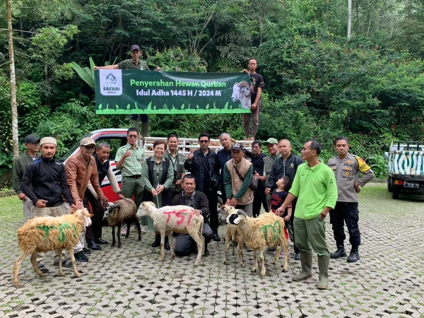 Serah terima simbolis 37 kambing kurban kepada Pemdes Cibeurem, Kecamatan Cisarua, Minggu (16/6/2024). Dok. Humas TSI