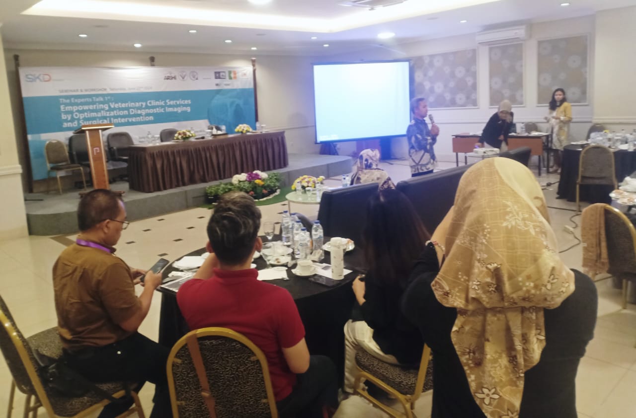 Ketua Umum Asosiasi Rumah Sakit Hewan Indonesia, Prof. Deni Noviana dalam seminar bertajuk 'The Experts Talk: Empowering Veterinary Clinic Services by Optimalization Diagnostic Imaging and Surgical Intervention', Sabtu (22/6). (Yudha Prananda / Jabar Ekspres)