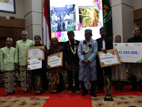 Peringatan HJB ke-542, DPRD Kabupaten Bogor Bagi-bagi penghargaan
