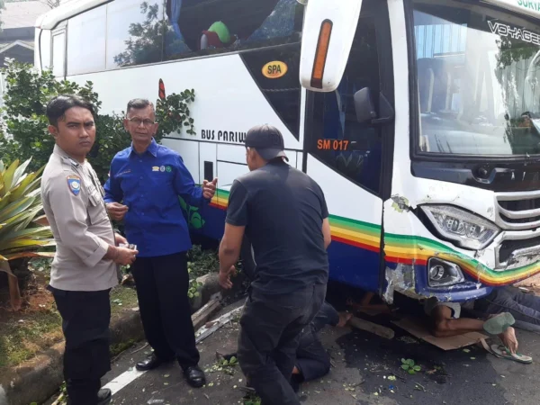 Bus yang tergelincir saat hendak pergi study tour mahasiswa ITB di Kecamatan Jatinangor, Kabupaten Sumedang. (Kapolsek Jatinangor, Kompol Roger Thomas for Jabar Ekspres)