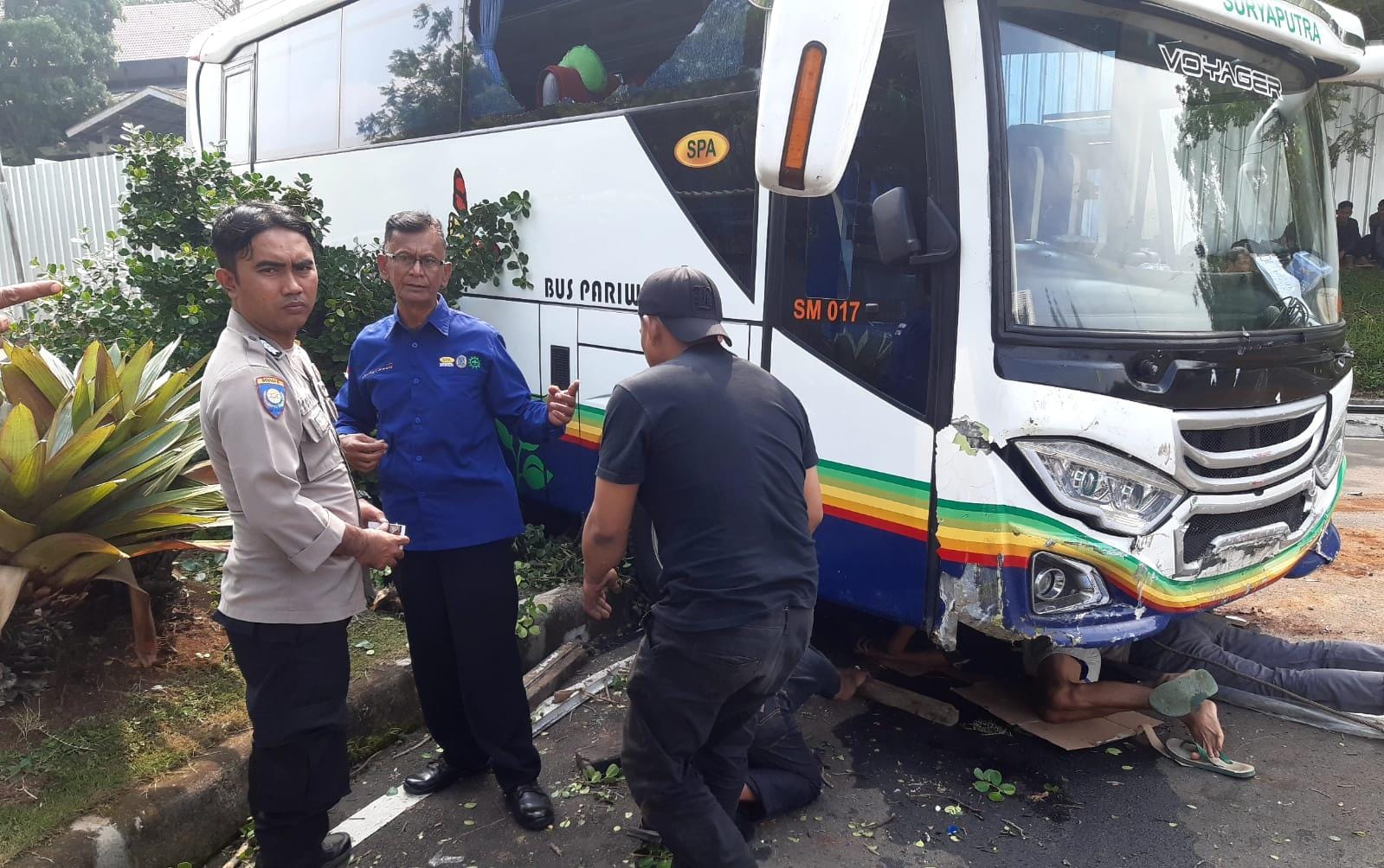 Bus yang tergelincir saat hendak pergi study tour mahasiswa ITB di Kecamatan Jatinangor, Kabupaten Sumedang. (Kapolsek Jatinangor, Kompol Roger Thomas for Jabar Ekspres)