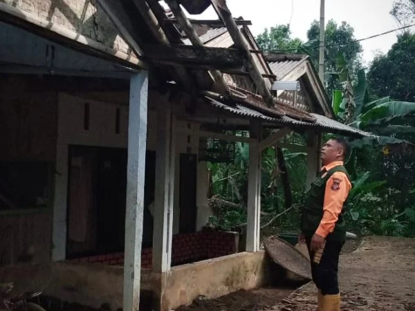 Petugas lapangan BPBD Kabupaten Bandung Barat saat melakukan asesment di lokasi bencana angin puting beliung. Selasa (18/6). Foto istimewa (BPBD KBB)