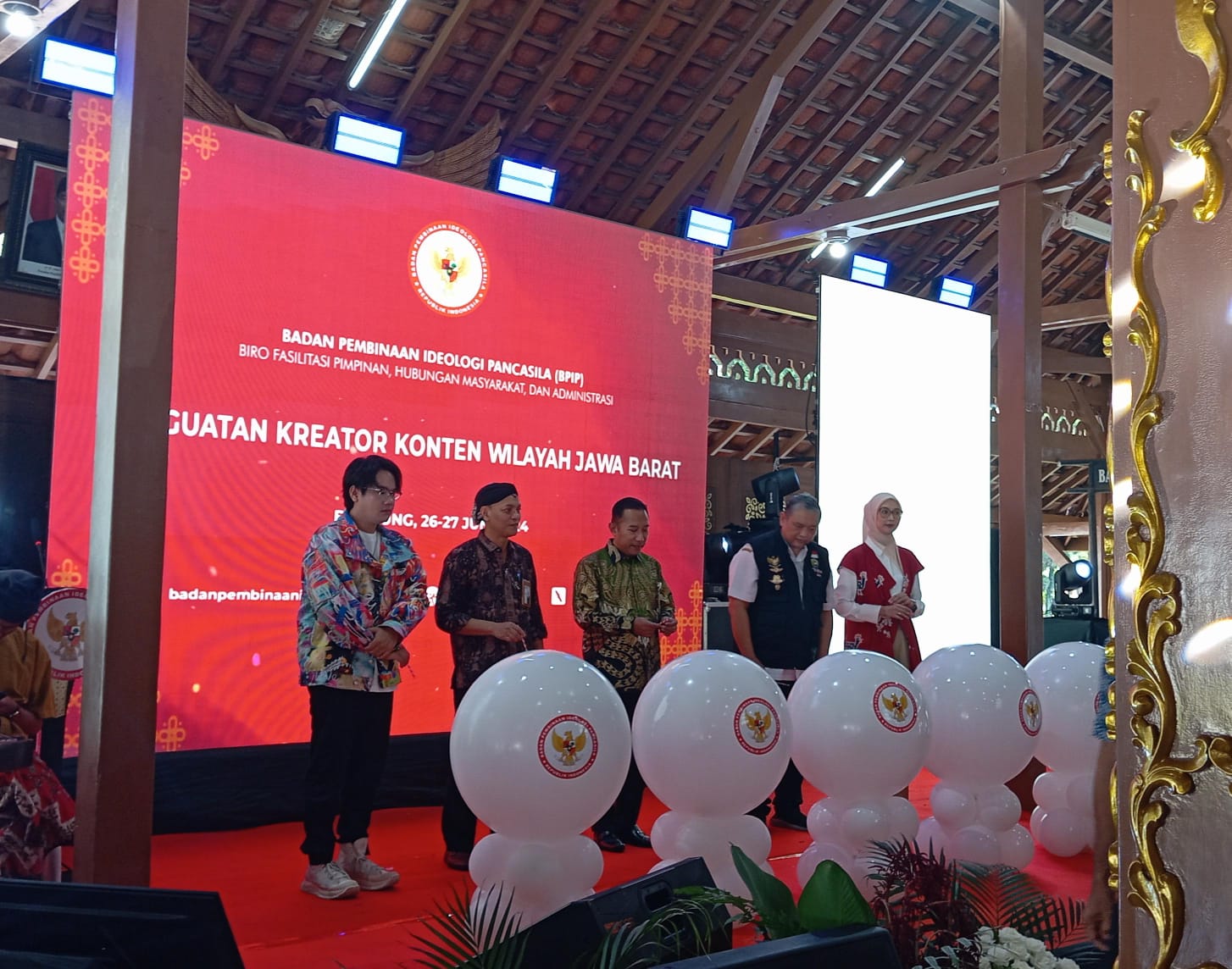 Pada Rabu, 26 Juni 2024, Badan Pembinaan Ideologi Pancasila (BPIP) menggelar workshop bertajuk "Penguatan Konten Kreator" di Pendopo Kota Bandung, Jawa Barat.