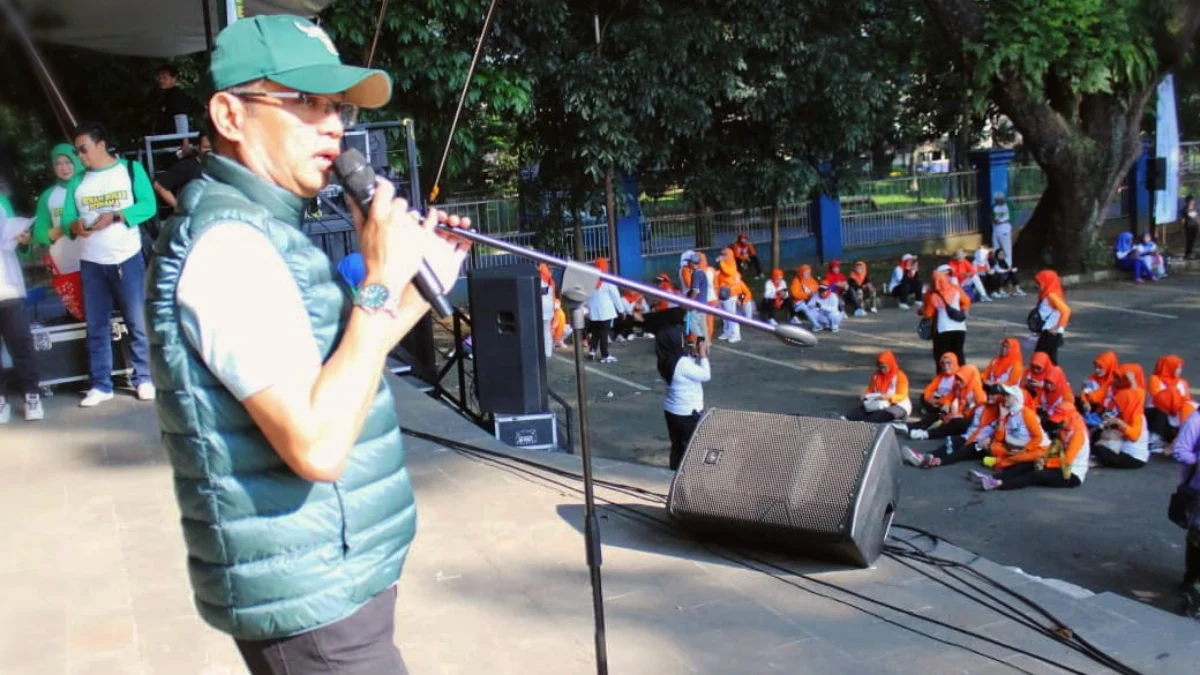 Ketua KORMI Kota Bogor, Zaenul Mutaqin saat membuka acara Senam Massal di area parkir Stadion Pajajaran, Sabtu (8/6). (Yudha Prananda / Jabar Ekspres)